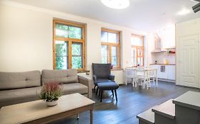 Dream Stay - Bright 2-Bedroom 2-Floor Old Town Apartment